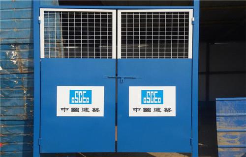 如何安全使用電梯防護門？